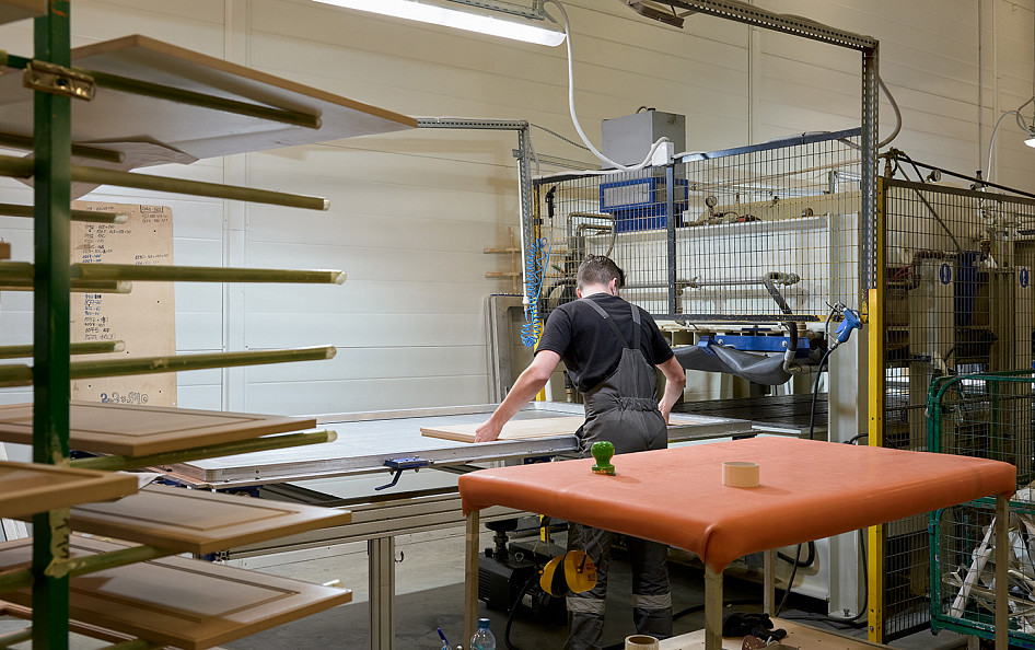 3D-окутывание —  немецкий гибкий пластик окутывает заготовку фасада из МДФ в итальянском вакуумном прессе.